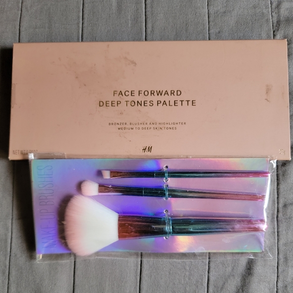 H&M Other - 💄 H & M Face Forward Palette with Brushes